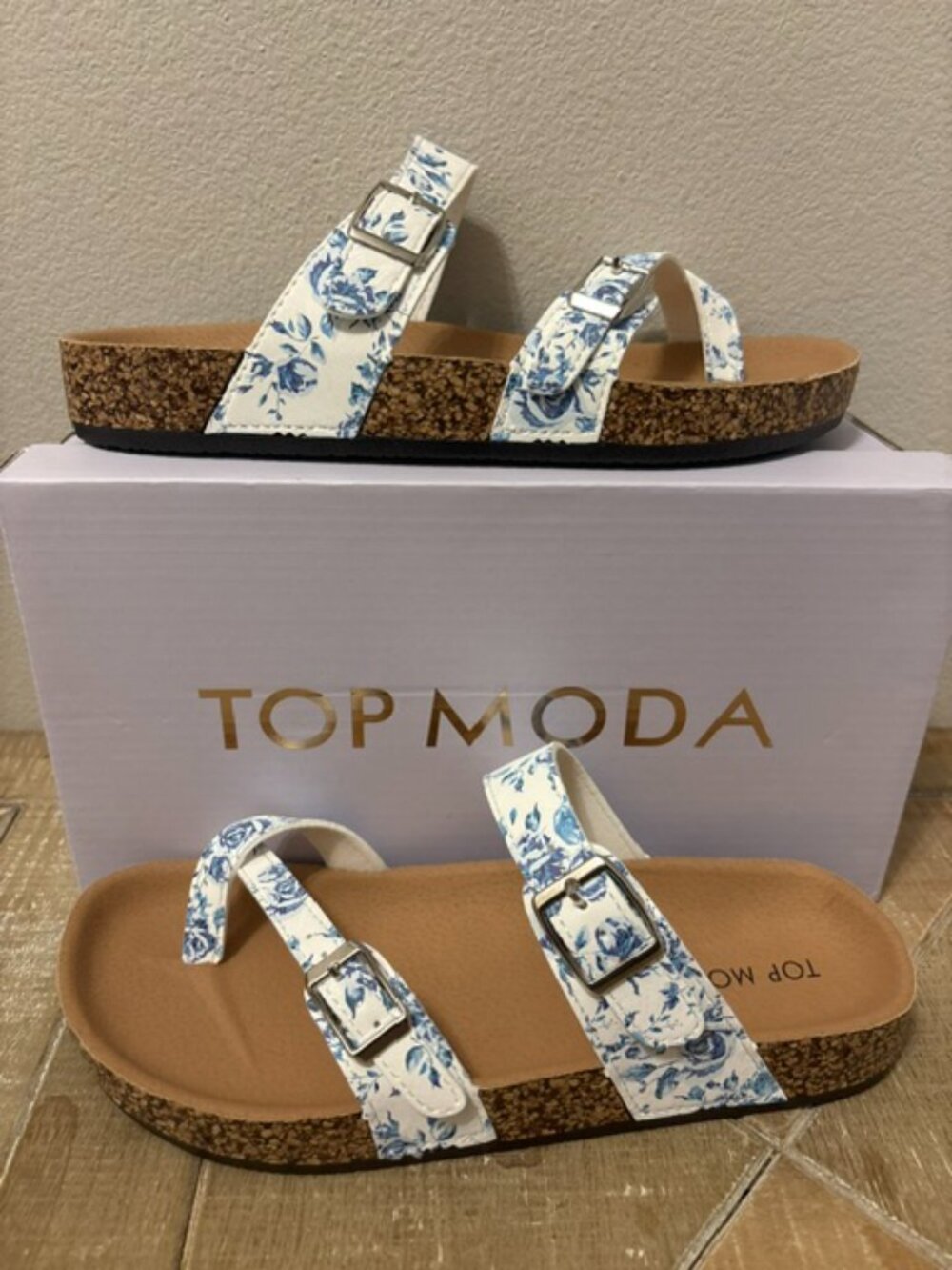 NEW Top Moda Amara Toe Loop Sandals White PU Women Sizes 7, 7.5, 8, 9 - Picture 3 of 6